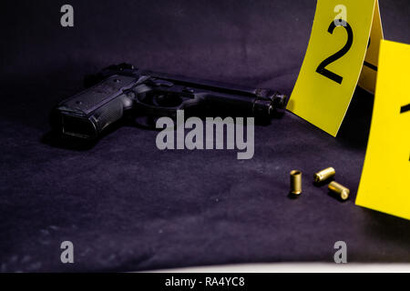Des armes à feu et des balles à côté de marqueurs à des lieux du crime Banque D'Images