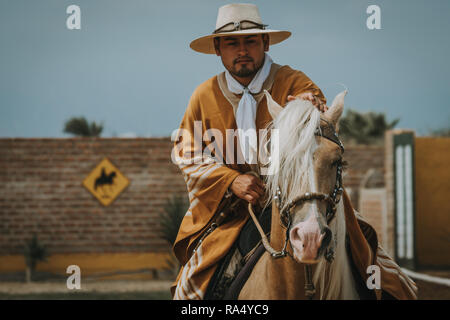 TRUJILLO, PÉROU - Septembre 2018 : barbu cowboy péruvien un cheval, vue en gros plan de sa face with copy space Banque D'Images