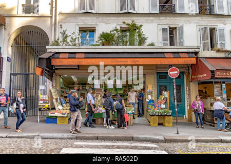 Les gens à l'extérieur navigation Primeurs Lepic les fruits et légumes Rue Lepic, Montmartre, Paris Banque D'Images