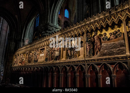 14e siècle, des sculptures en bois peint de la vie de Jésus sur un choeur à l'intérieur de la Cathédrale Notre Dame Paris France Banque D'Images