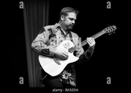 Nicolas Meier en solo sur glissentar, guitare acoustique, Jazz Festival 2017 Scarborough Banque D'Images