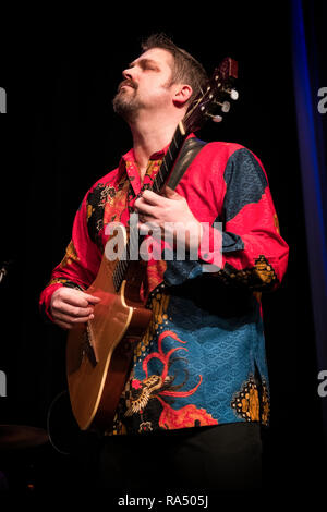 Nicolas Meier en solo sur glissentar, guitare acoustique, Jazz Festival 2017 Scarborough Banque D'Images