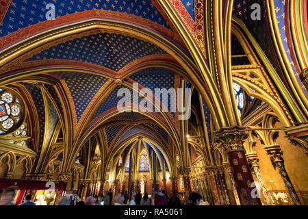 Le plafond de la chapelle basse de la Sainte-Chapelle ,, de la chapelle royale de style gothique, dans le Palais de la Cité médiévale , Paris , Banque D'Images