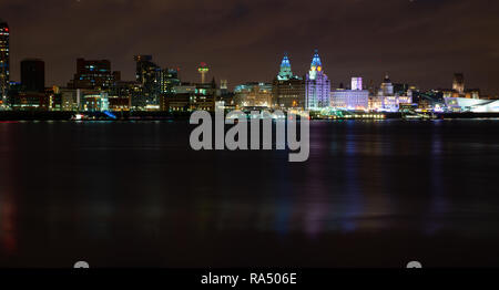 Du célèbre front de mer de Liverpool, montrant 2 cathédrales et les 3 grâces, vu de Seacombe près de Birkenhead. Image prise en décembre 2018. Banque D'Images