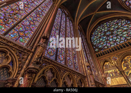 Détail d'un vitrail de la Sainte-Chapelle , une chapelle royale de style gothique, dans le Palais de la Cité médiévale , Paris Banque D'Images