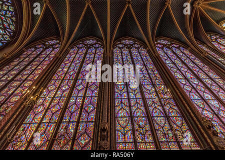 Détail d'un vitrail de la Sainte-Chapelle , une chapelle royale de style gothique, dans le Palais de la Cité médiévale , Paris Banque D'Images