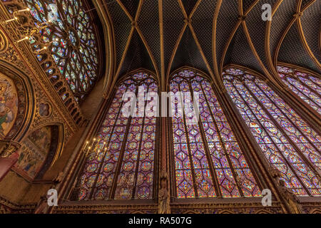 Détail d'un vitrail de la Sainte-Chapelle , une chapelle royale de style gothique, dans le Palais de la Cité médiévale , Paris Banque D'Images