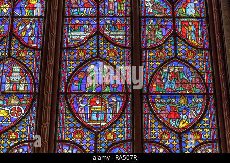 Détail d'un vitrail de la Sainte-Chapelle , une chapelle royale de style gothique, dans le Palais de la Cité médiévale , Paris Banque D'Images