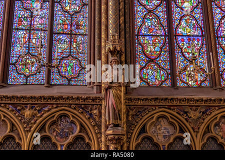 Détail d'un vitrail de la Sainte-Chapelle , une chapelle royale de style gothique, dans le Palais de la Cité médiévale , Paris Banque D'Images