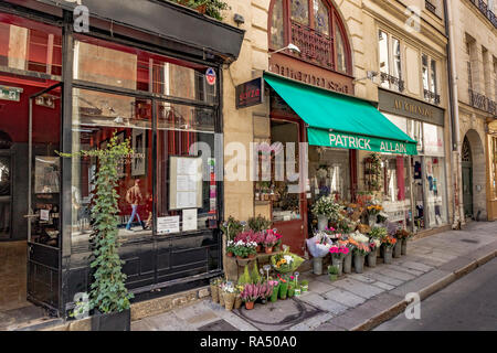 Des fleurs sur le trottoir devant Patrick Allain, un fleuriste, vente de fleurs sur la rue Saint-Louis en l'Île , Paris , France Banque D'Images