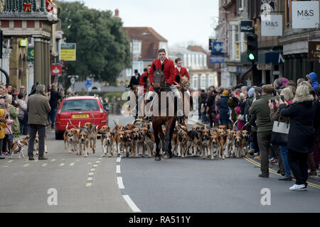 Les membres de l'Union européenne et l'agriculteur d'Essex Hunt défilé dans la grand-rue et de la fonction publique du Blue Boar house Maldon Essex de leur réunion annuelle le jour de l'an. Banque D'Images