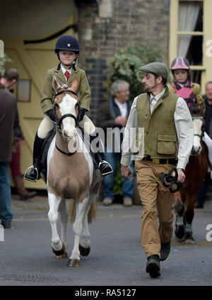 Les membres de l'Union européenne et l'agriculteur d'Essex Hunt défilé dans la grand-rue et de la fonction publique du Blue Boar house Maldon Essex de leur réunion annuelle le jour de l'an. Banque D'Images