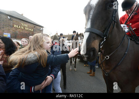 Les membres de l'Union européenne et l'agriculteur d'Essex Hunt défilé dans la grand-rue et de la fonction publique du Blue Boar house Maldon Essex de leur réunion annuelle le jour de l'an. Banque D'Images