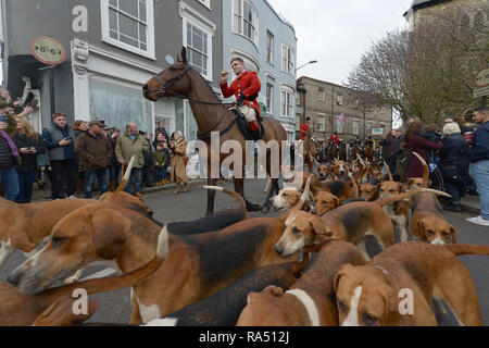 Les membres de l'Union européenne et l'agriculteur d'Essex Hunt défilé dans la grand-rue et de la fonction publique du Blue Boar house Maldon Essex de leur réunion annuelle le jour de l'an. Banque D'Images