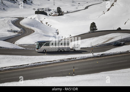 Bus tour sur le julier Banque D'Images
