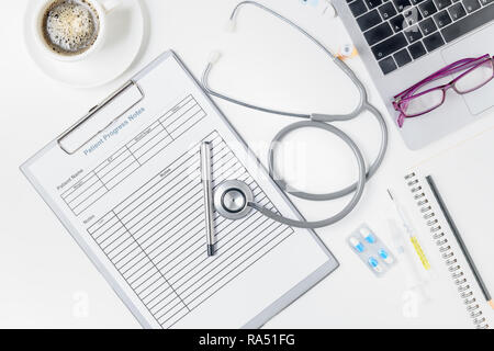 Note des progrès du patient avec stéthoscope et accessoires pour tableau blanc sur le médecin de soins de santé, concept Banque D'Images