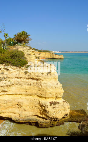 Cova Redonda Beach, Armacao De Pera sur la côte de l'Algarve au Portugal Banque D'Images