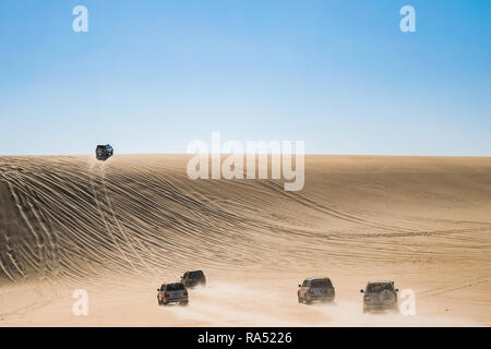 Merveilleuse aventure voyage Safari en 4x4 voitures dans Siwa désert , Égypte Banque D'Images