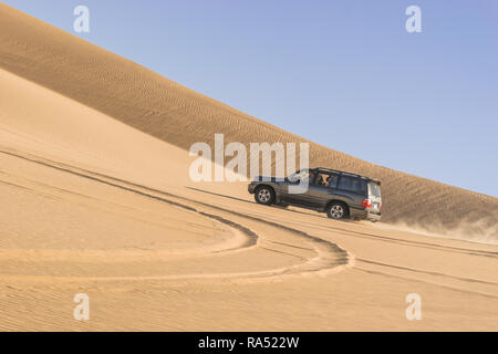 Merveilleuse aventure voyage Safari en 4x4 voitures dans Siwa désert , Égypte Banque D'Images