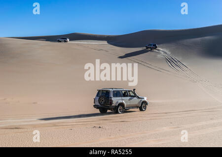 Merveilleuse aventure voyage Safari en 4x4 voitures dans Siwa désert , Égypte Banque D'Images