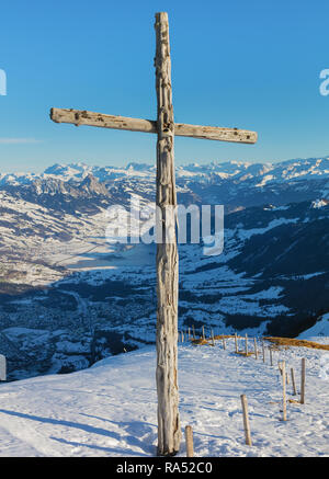 Croix de bois au sommet du Mont Rigi en Suisse. Banque D'Images