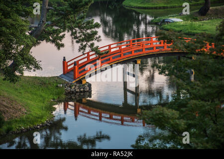 Pont courbe orange dans le magnifique jardin japonais Banque D'Images