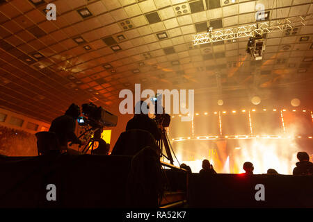 Un groupe de travail de cameramen pendant le concert. Banque D'Images