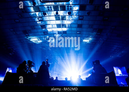 Un groupe de travail de cameramen pendant le concert. Banque D'Images