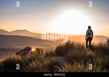 L'homme au sommet d'une montagne contre foggy landscape. Activités de plein air hivernales. Reflets de l'objectif. Banque D'Images