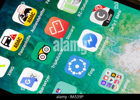 Nuremberg, Allemagne - 29 décembre 2018 : une photo en gros plan de l'écran de l'iPhone d'Apple avec des icônes Tripadvisor, Stocard, ADAC un d'autres apps. Banque D'Images