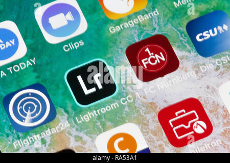 Nuremberg, Allemagne - 29 décembre 2018 : une photo en gros plan de l'écran de l'iPhone d'Apple avec des icônes Lightroom CC, 1. FC Nürnberg, CSU et autres applications. Banque D'Images