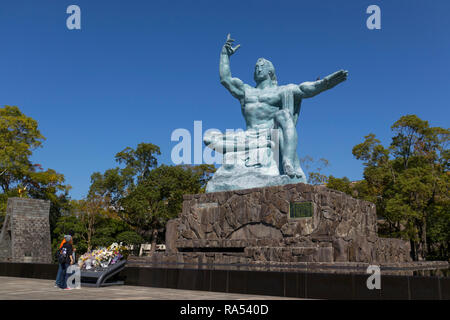 Nagasaki, Japon - 25 octobre 2018 : Nagasaki Peace Statue par Seibo Kitamura au Parc de la paix de Nagasaki de Nagasaki, Japon Banque D'Images