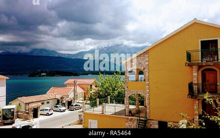 La baie de Tivat, belle vue sur paysage de cabane , Durashevichi, Monténégro Banque D'Images