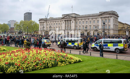Londres, Royaume-Uni - 29 Avril 2018 : foule watch relève de la garde à Buckingham Palace Banque D'Images