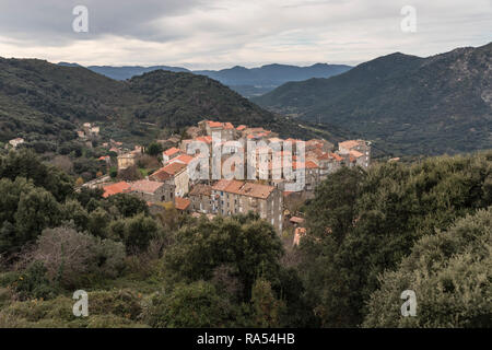 Vue de Sainte Lucie de Tallano en Corse , France Banque D'Images