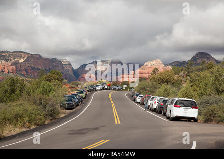 Parking le long de la route qui mène à Devils Bridge trailhead. Souvent le stationnement est plein rapidement sur ce sentier populaire, et beaucoup finissent par parkingalong Banque D'Images