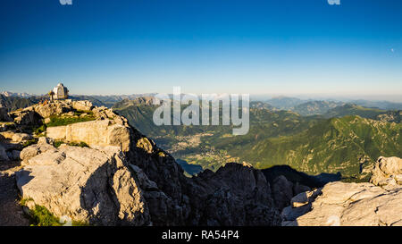 Valsassina vus de Grigna Meridionale Sommet, Lombardie, Italie Banque D'Images