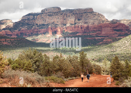 Les gens qui marchent le long du triail qui mène au pont de diables à Sedona, Arizona Banque D'Images
