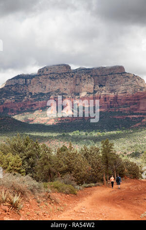 Les gens qui marchent le long du triail qui mène au pont de diables à Sedona, Arizona Banque D'Images