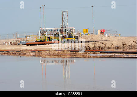 Israël, Sdom, La Mer Morte Works Ltd. Usine de potasse israéliennes sur la rive de la Mer Morte. L'évaporation extérieure. La des cristaux de sel sont récoltés que pour th Banque D'Images