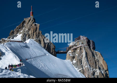 Chamonix, France - 30 Mars 2017 : Ligne de skieurs hors piste et ski de randonnée en attente de faire leur chemin vers le bas célèbre Ridge (arête) sur l'Aiguille du Midi à sk Banque D'Images