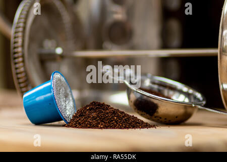 Café en dosette spilling out with ground coffee Banque D'Images