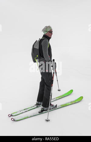 Le Tour, France - 26 mars, 2018 : femme blonde unique sur l'activité de skis de randonnée en hiver isolés contre l'éclairage de la touche haut bac blanc Banque D'Images