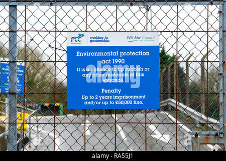 Loi sur la protection de l'environnement 1990 signe sur la porte à l'entrée d'un centre de recyclage Banque D'Images