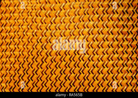 Close-up du bambou marron fine weave est un motif en zig-zag de artisans thaïlandais sur la main en style art thaïlandais, le motif et la texture background Banque D'Images