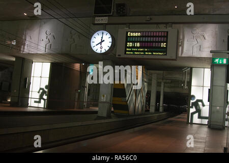 Les passagers d'attendre un train dans la gare d'Anvers, Belgique Banque D'Images