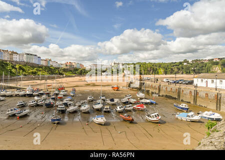 TENBY, Pembrokeshire, Pays de Galles - AOÛT 2018 : Le port de Tenby, l'ouest du pays de Galles, à marée basse avec la ville, les bâtiments multicolores à l'arrière-plan. Banque D'Images