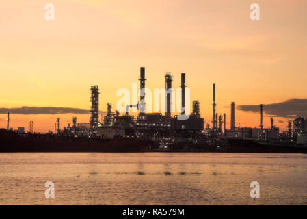 La raffinerie de pétrole de Bangchak Petroleum, District Phra Khanong, Bangkok, Thaïlande Banque D'Images