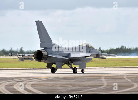Fighter jet airplane taxiing moderne pour le départ en mission vue arrière Banque D'Images
