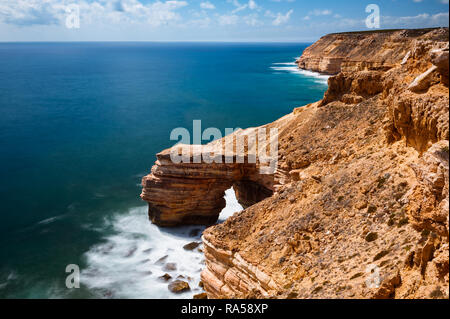 Pont naturel n'est qu'une des nombreuses caractéristiques fascinantes dans le Parc National de Kalbarri. Banque D'Images